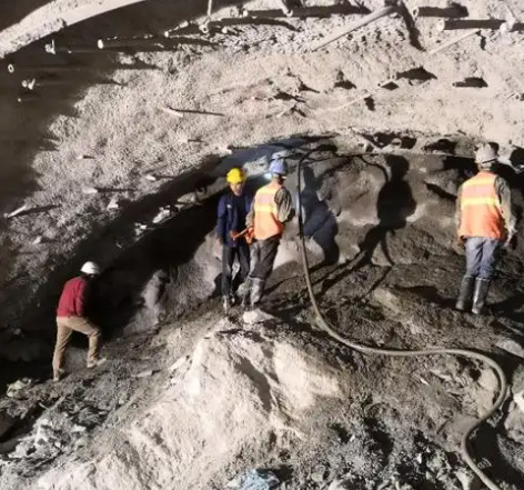 册亨拱顶带模注浆料的施工流程及注意事项